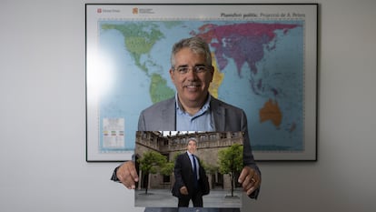 El abogado Francesc Homs en su despacho, con un fotomontaje  de una imagen suya, tomada por el fotógrafo Carles Ribas, en su época de consejero del Govern en 2014.