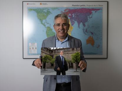 El abogado Francesc Homs en su despacho, con un fotomontaje  de una imagen suya, tomada por el fotógrafo Carles Ribas, en su época de consejero del Govern en 2014.