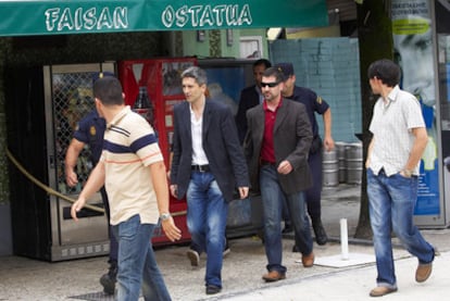 Judge Grande-Marlaska (center without sunglasses) at an inspection of Bar Faisán in June, 2006.