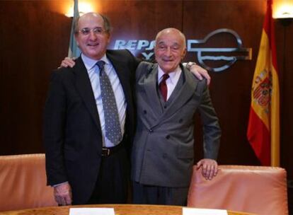 El presidente de Repsol, Antonio Brufau (izquierda), y Enrique Eskenazi, tras firmar la alianza en diciembre del año pasado.