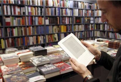 Un lector sostiene un Kindle, el libro electrnico de Amazon.