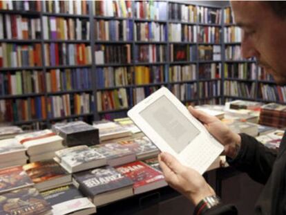 Un lector sostiene un Kindle, el libro electrónico de Amazon.