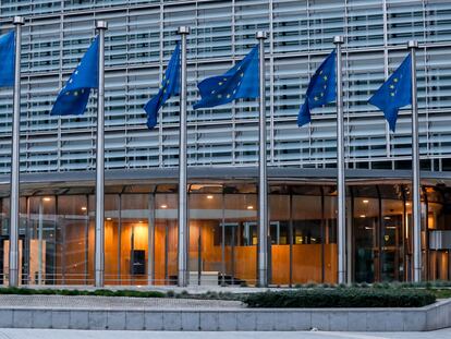 Banderas de la UE ante la sede de la Comisión Europea en Bruselas.