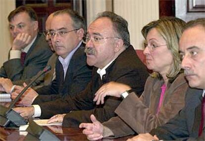 Carod durante la conferencia de prensa, entre los consejeros de Esquerra en el Gobierno catalán.