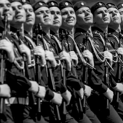 MOSCOW, RUSSIA - MAY 09: Ceremonial soldiers parade during 77th anniversary of the Victory Day in Red Square in Moscow, Russia on May 09, 2022. The Victory parade take place on the Red Square on 09 May to commemorate the victory of the Soviet Union's Red Army over Nazi-Germany in WWII. (Photo by Sefa Karacan/Anadolu Agency via Getty Images)