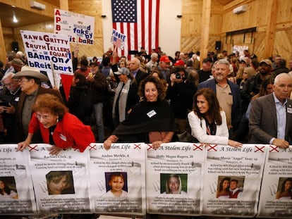 Seguidores del mitin final del candidato republicano al Senado Roy Moore, en Midland City (Alabama), el lunes por la noche.