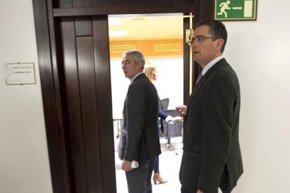 El presidente del PP Vasco, Antonio Basagoiti, y sus compañeros Antón Damborenea y Arantza Quiroga llegan a sala del Parlamento en la que se han reunido con los representantes de Hacienda.