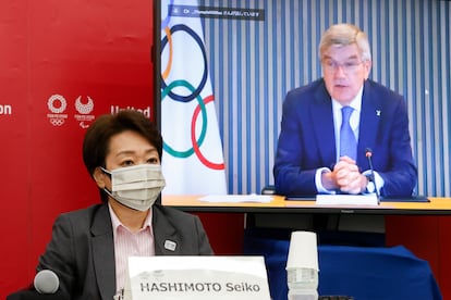 La presidenta del comité organizador de Tokio 2020, Seiko Hashimoto, y el presidente del COI, Thomas Bach, durante una reunión virtual celebrada este lunes.