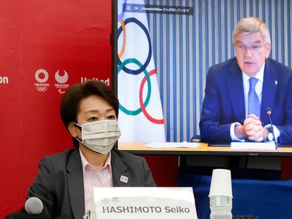La presidenta del comité organizador de Tokio 2020, Seiko Hashimoto, y el presidente del COI, Thomas Bach, durante una reunión virtual celebrada este lunes.