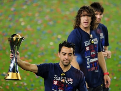 Xavi Hernandez, con el trofeo de campeón de la copa de campeón de clubes.