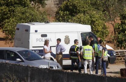 El furgón que traslada a José Bretón, en la finca de Las Quemadillas el pasado día 4