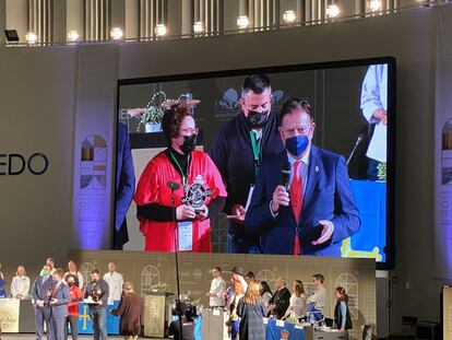 Silvia Peláez y Paco Romero en el momento del primer premio de la 33ª edición del World Cheese Awards. J.C. CAPEL