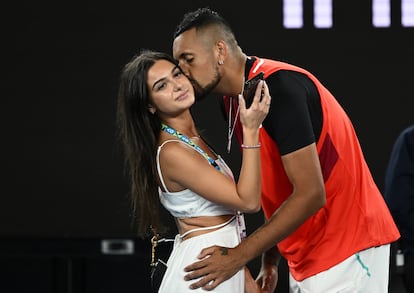 Nick Kyrgios. El chico malo más famoso del tenis actual persigue la polémica tanto en la tierra batida como fuera de ella. Pese a que actualmente mantiene una relación con la modelo Costeen Hatzi (en la imagen, juntos en 2022), el australiano no tuvo reparos en admitir que solía tener sexo con las fans del tenis “al menos una vez por semana” y que sus favoritas son “las europeas del este”. Tan disoluto como su juego, Kyrgios reconoce que durante un partido contra Roger Federer en la Laver Cup de 2022 quedó tan prendado de una espectadora en las gradas que no pudo volver a concentrarse en el encuentro. “Estaba siendo muy superior a Federer, pero yo solo pensaba en que quería invitarla a tomar una copa”, evocó.