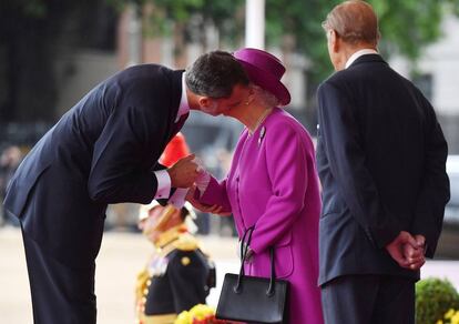Felipe de VI saluda de beso a la reina Isabel II de Inglaterra.
