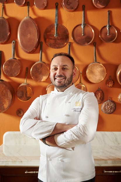 El napolitano Alessandro Rinaldi, 'chef di casa', posa en un rincón de su cocina.