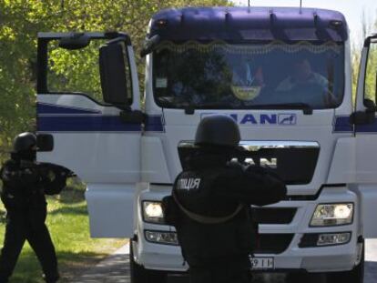 Soldados del Ej&eacute;rcito ucranio inspeccionan un cami&oacute;n, ayer a las afueras de Slaviansk, en el este del pa&iacute;s.