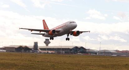 Un avión de Easyjet en el aeropuerto de Madrid-Barajas.