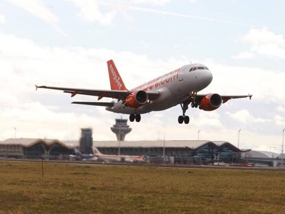 Un avión de Easyjet en el aeropuerto de Madrid-Barajas.