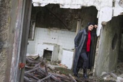 A escritora e crítica viguesa Rexina Vega, por entre as ruínas do antigo cuartel militar de Cabo Silleiro.