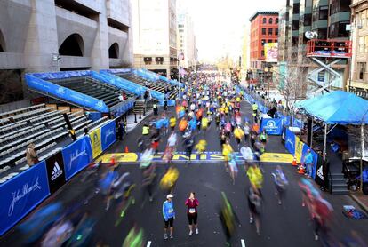 Participantes en la carrera homenaje cruzan la línea de meta. Este año se han inscrito 36.000, 9.000 más que en 2013, una cifra que ha convertido a la maratón de esta edición en la segunda con mayor número de atletas de su historia