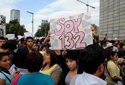 La protesta fue organizada por el llamadao grupo 132, en referencia a los 131 estudiantes que se significaron en la protesta de hace dos semanas contra Pe&ntilde;a Nieto en la Universidad Iberoamericana