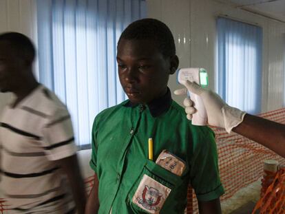 Control de temperatura a un niño congoleño en la frontera con Uganda, el pasado 14.