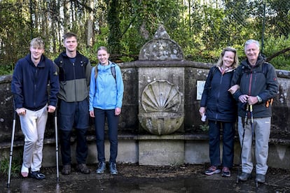 La familia real belga recorre un tramo del Camino de Santiago en unas imágenes difundidas por palacio.