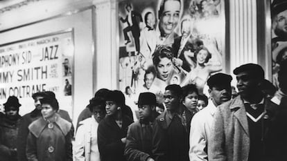 Espectadores hacen fila para entrar en el teatro Apollo de Nueva York en torno al año 1960.