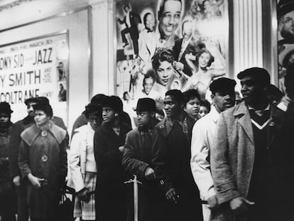Espectadores hacen fila para entrar en el teatro Apollo de Nueva York en torno al año 1960.