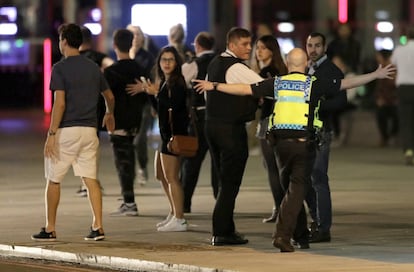 Un agente de policía despeja la zona cerca del puente de Londres después del incidente.