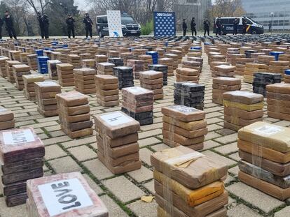 Paquetes que suman 11 toneladas de cocaína intervenidos en dos operaciones en Galicia y Valencia ocultas en contenedores marítimos procedentes de Latinoamérica.