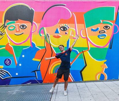 El artista Jose A. Roda frente a su mural.