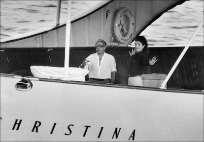 La luna de miel. Después de la ceremonia, los recién casados abordaron el yate de Onassis, 'Christina', donde también habían pasado su luna de miel Grace Kelly y el príncipe Rainiero de Mónaco. La pareja pasó la luna de miel navegando alrededor de la isla de Skorpios. 