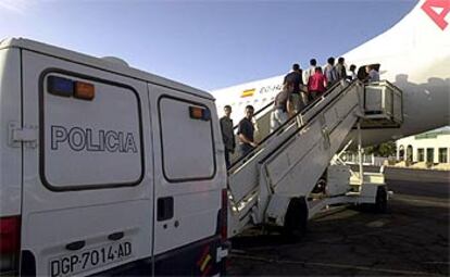 Un grupo de inmigrantes es embarcado en un avión de Air Europa en el aeropuerto de Fuerteventura.