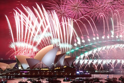 Fuegos artificiales sobre la Ópera de Sidney (Australia) para celebrar la llegada del 2023.