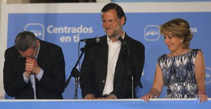Gallardón, Rajoy y Aguirre saludan desde el balcón de la sede del PP en la calle de Génova.