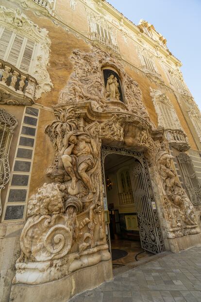 El Museo Nacional de Cerámica González Martí alberga la mayor colección de cerámica de España.