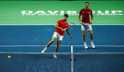 Granollers (derecha) y Alcaraz se juegan el pase de España a la semifinal de la Copa Davis ante Van de Zandschulp y Koolhof.