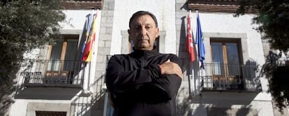 Francisco Campos, expolic&iacute;a local, delante de la fachada del Ayuntamiento de El Escorial.