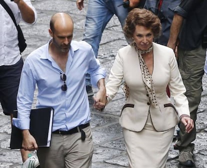 Sof&iacute;a Loren, junto a su hijo Edoardo Ponti, en las calles de N&aacute;poles.