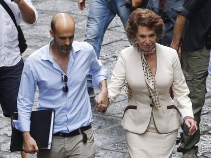 Sof&iacute;a Loren, junto a su hijo Edoardo Ponti, en las calles de N&aacute;poles.