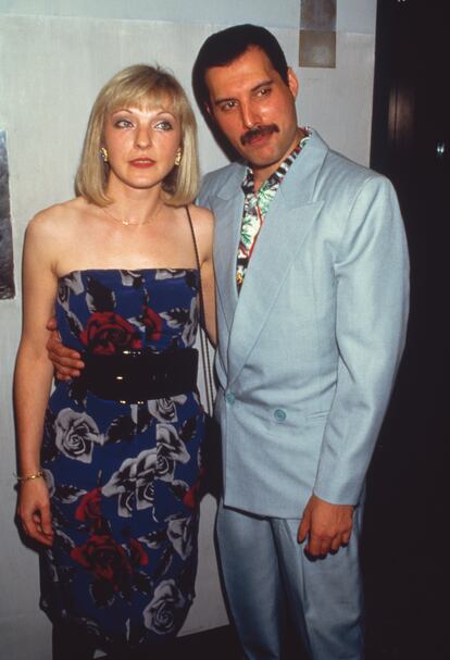 Freddie Mercury con Mary Austin en 1986.