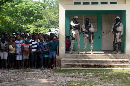 Policía resguarda alimentos en Haití