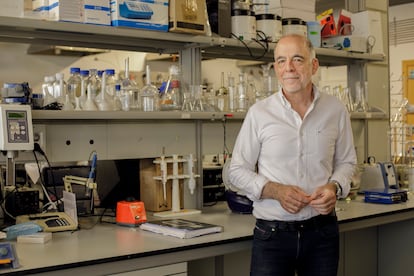 Jesús Santamaría, en su laboratorio del Instituto de Nanociencia y Materiales de Aragón, en Zaragoza, el 10 de julio.