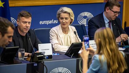 La presidenta de la Comisión Europea, Ursula von der Leyen, en el centro, durante una reunión en el Parlamento Europeo en Estrasburgo, el 15 de julio.