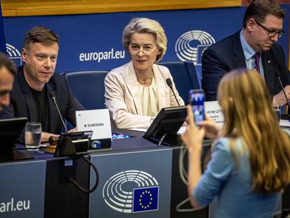 La presidenta de la Comisión Europea, Ursula von der Leyen, en el centro, durante una reunión en el Parlamento Europeo en Estrasburgo, el 15 de julio.