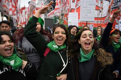 Activistas marchan a favor del aborto en Buenos Aires mientras en el Congreso se vota su legalización.