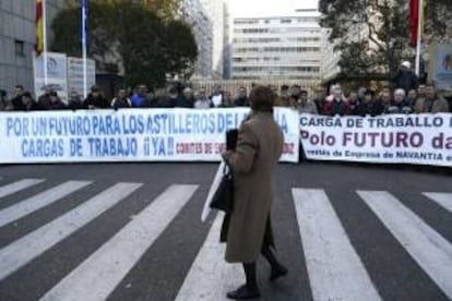 Trabajadores de Navantia y delegados de los comités de empresa durante la concentración que realizaron el pasado 4 de diciembre frente a la sede de la Sociedad Estatal de Participaciones Industriales (SEPI) en Madrid, donde se encuentra la sede de la empresa pública.