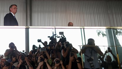 Jair Bolsonaro se prepara para leer un comunicado ante la prensa este martes en el Palacio Alvorada, en Brasilia.