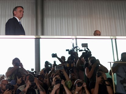 Jair Bolsonaro se prepara para leer un comunicado ante la prensa este martes en el Palacio Alvorada, en Brasilia.